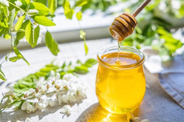 Honey offers 5 miraculous health benefits with anti-inflammation and anti-aging. (Victoria Kondysenko/Shutterstock)