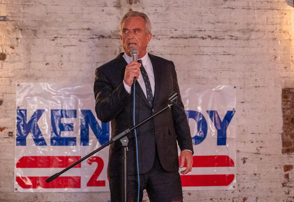 Democrat presidential candidate Robert F. Kennedy Jr. holds a campaign event with voters in Brooklyn, New York, on Aug. 30, 2023. (Spencer Platt/Getty Images)