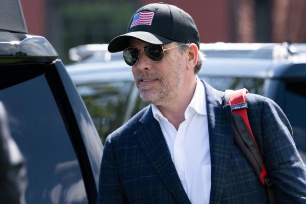 How the FBI Violated the Privacy Act to Undermine Trump's 'Presidential Appointments': Watchdog Report | USNN World News Hunter Biden walks to a waiting SUV after arriving with President Joe Biden on Marine One at Fort McNair in Washington on July 4, 2023. (Saul Loeb/AFP/Getty Images)
