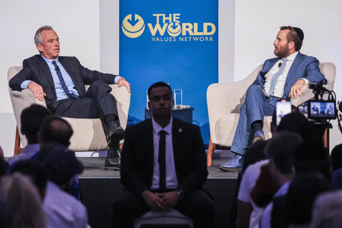 Robert F. Kennedy Jr. Wants His Party Back | USNN World News Democratic presidential candidate Robert F. Kennedy Jr. speaks during the World Values Network's Presidential candidate series at the Glasshouse in New York on July 25, 2023. (Michael M. Santiago/Getty Images)