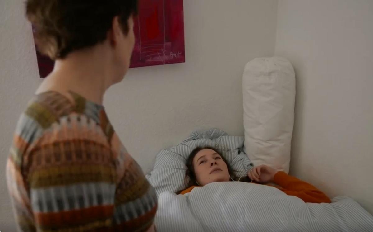 Elizabeth, una niña de 15 años acostada en su cama después de experimentar una fatiga severa después de la vacuna contra el VPH. (Foto del documental "Under the Skin").