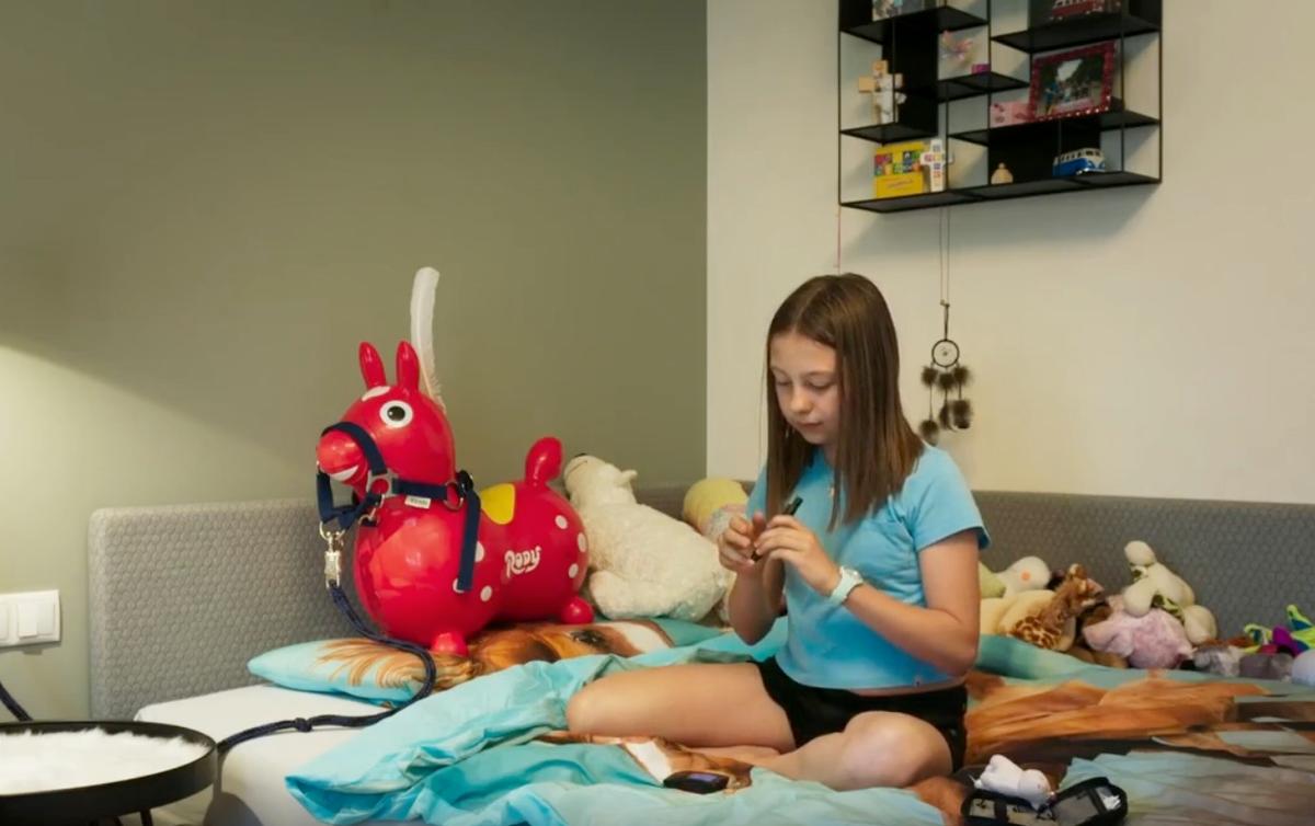 Tessa Kraussnig routinely tests her blood sugar since developing Type 1 diabetes after the HPV vaccine, as reported by The Epoch Times on Sept. 23, 2022. (Photo from The Epoch Times documentary "Under the Skin")