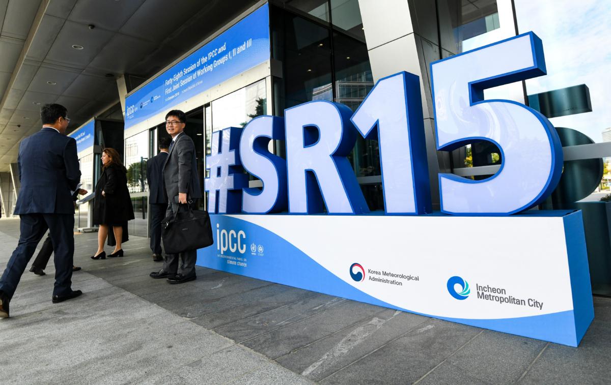 Personas asisten a la 48.ª sesión del Panel Intergubernamental sobre Cambio Climático (IPCC) en Incheon, Corea del Sur, el 1 de octubre de 2018. (Jung Yeon-je/AFP vía Getty Images)