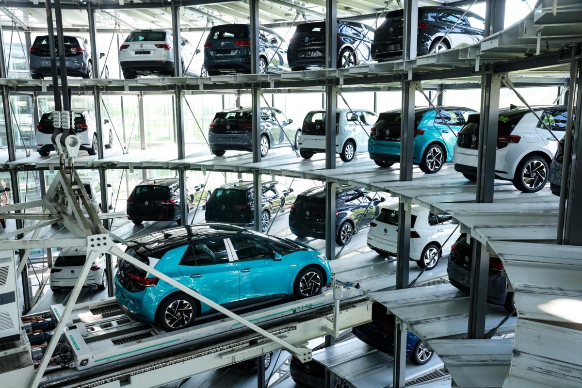 Los coches eléctricos Volkswagen están estacionados en una torre de almacenamiento en Dresde, Alemania, el 8 de junio de 2021. (Sean Gallup/Getty Images)