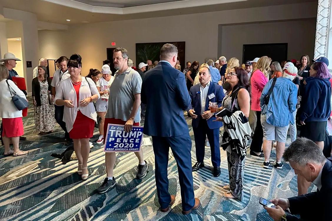 People in the hallway of the Rosen Centre Hotel in Orlando, Fla., as the state Republican Party considered a rule change to remove a loyalty oath for those seeking to be on the GOP presidential primary ballot. (The Epoch Times)