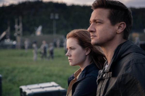 Dr. Louise Banks (Amy Adams) and physicist Ian Donnelly (Jeremy Renner) in "Arrival." (Paramount Pictures)