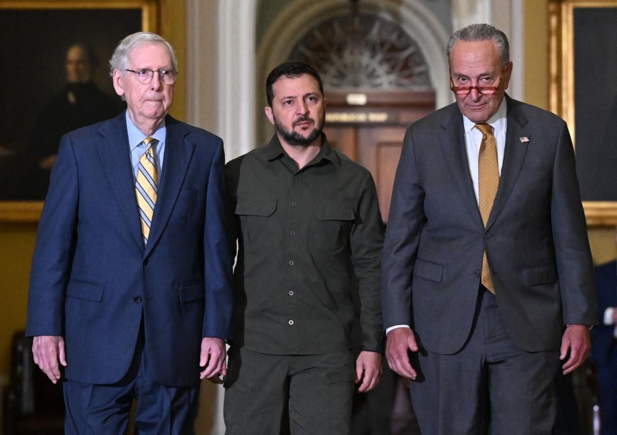 Ukrainian President Volodymyr Zelenskyy (C), accompanied by U.S. Senate Majority Leader Chuck Schumer (R) and Senate Minority Leader Mitch McConnell (L), arrives at the U.S. Capitol in Washington on Sept. 21, 2023. (Pedro Ugarte/AFP via Getty Images)