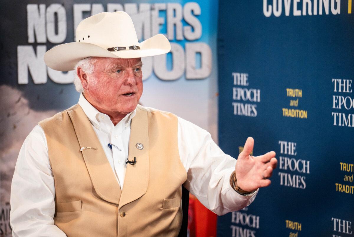Sid Miller, Texas Department of Agriculture commissioner, speaks with Roman Balmakov, host of "Facts Matter," at the world premiere of the Epoch Times documentary “No Farmers No Food: Will You Eat The Bugs?”—which was directed by Mr. Balmakov—in Irving, Texas, on Sept. 22, 2023. (Samira Bouaou/The Epoch Times)