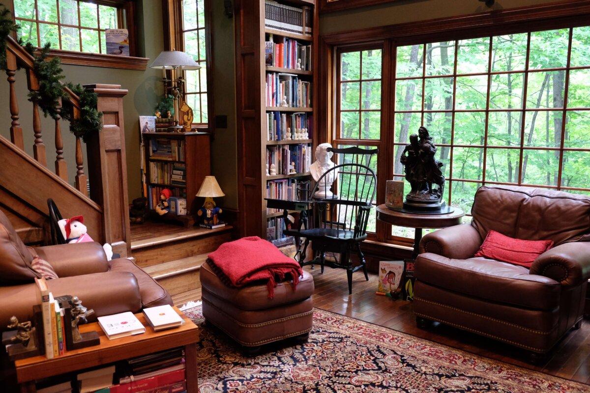 The library’s sitting room waits for readers to come and enjoy its comfy atmosphere. (Annie Holmquist)