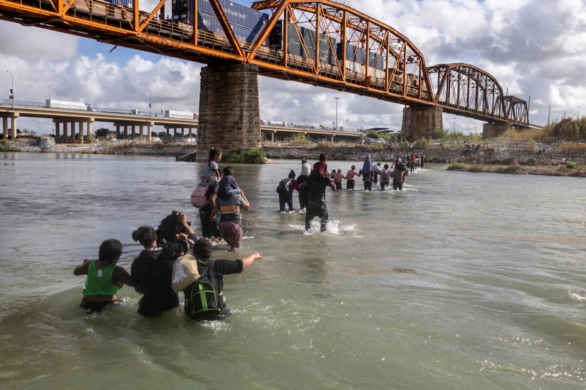 Record Number of Illegal Immigrants Pour Across US–Mexico Border | USNN World News Illegal immigrants cross the Rio Grande from Mexico into the United States, in Eagle Pass, Texas, on Sept. 30, 2023. (John Moore/Getty Images)