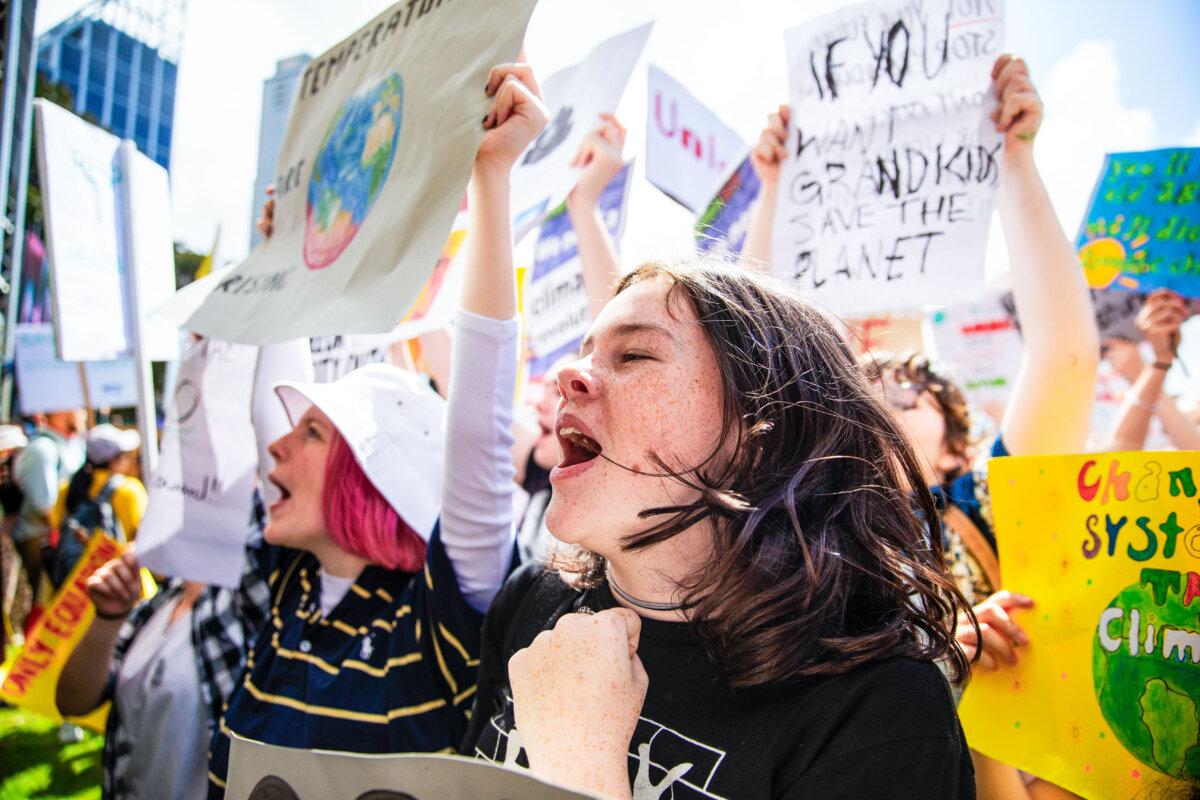 Pessoas protestam antes de uma manifestação sobre mudanças climáticas em Sydney, em 20 de setembro de 2019. (Jenny Evans/Getty Images)