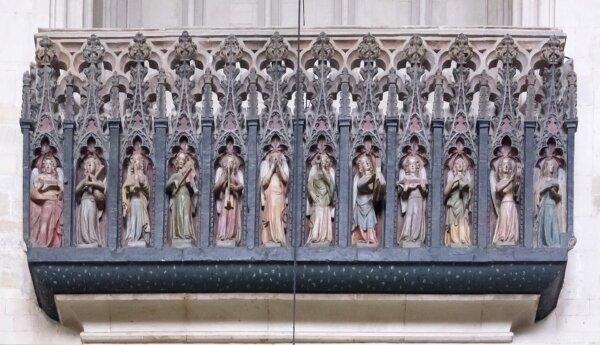 A balcony that projects from the north side of the nave is known as the Minstrel’s Gallery. This balcony is decorated with 12 carved angels playing musical instruments. While the purpose of this gallery is not known, it is likely to have been used by musicians. (DeFacto/CC BY-SA 4.0)