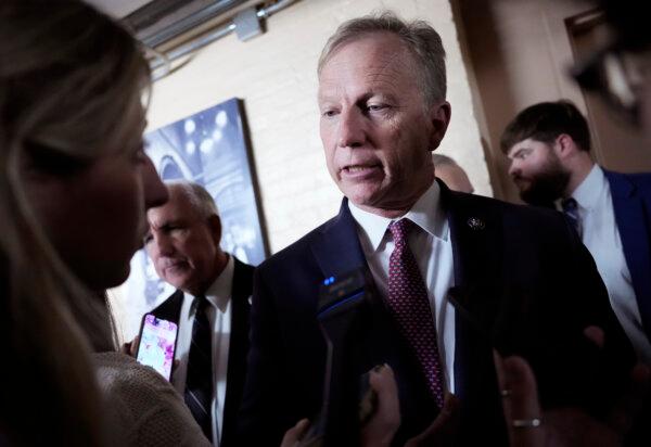 Here Are the Republicans Running for House Speaker | USNN World News Rep. Kevin Hern (R-Okla.) leaves a closed-door House Republican meeting at the U.S. Capitol in Washington on Oct. 20, 2023. (Drew Angerer/Getty Images)