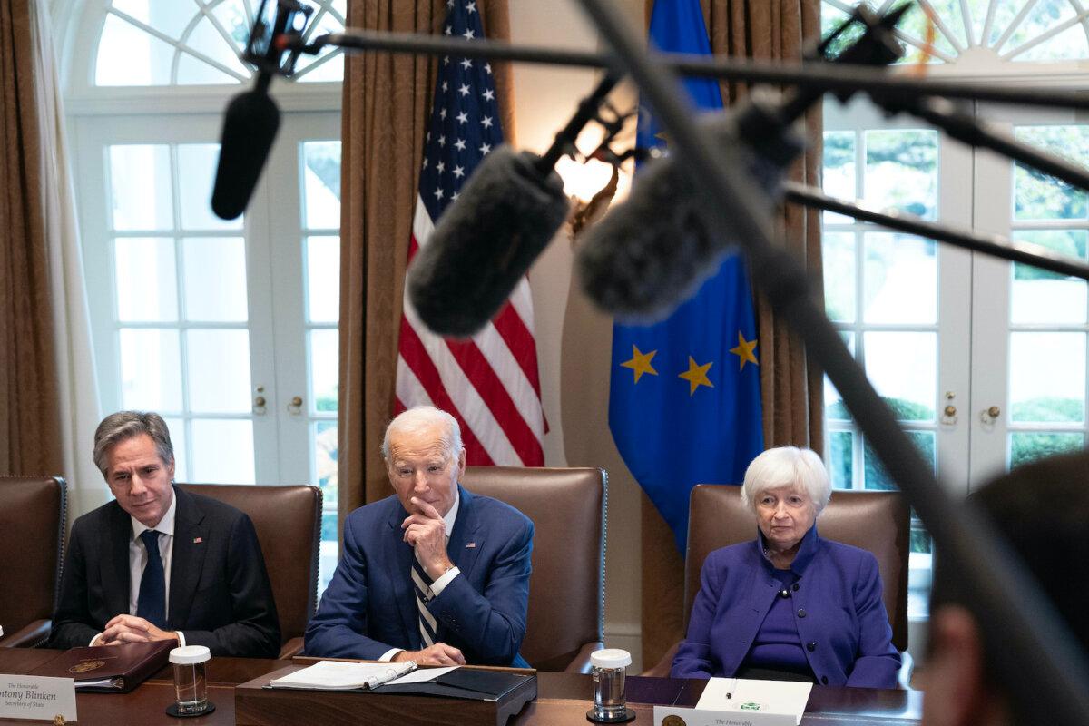 U.S. President Joe Biden, flanked by Secretary of State Antony Blinken (L) and Treasury Secretary Janet Yellen (R), hosts a meeting inside the Cabinet Room at the White House in Washington on Oct. 20, 2023. (Tom Brenner/Pool/Getty Images)