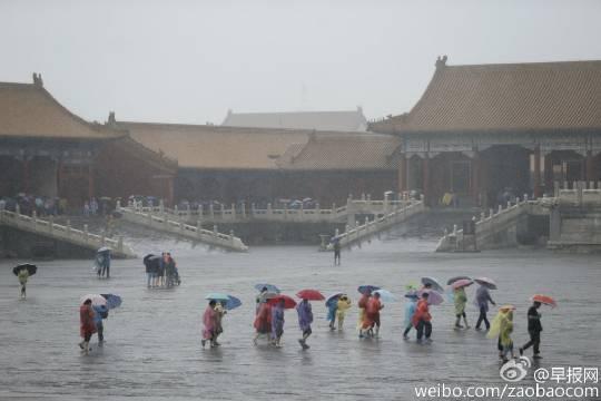 Tourists stream into the ancient Forbidden City in Beijing on July 20, as violent rainstorms ground the capital of China to a halt. (Weibo.com)