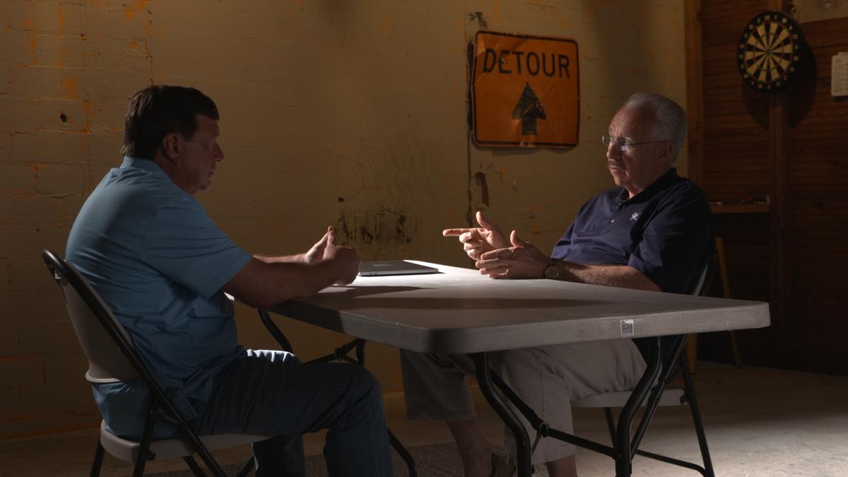 Natalee's father Dave and his private investigator TJ Ward in the Oxygen series "The Disappearance of Natalee Holloway" (NBC Universal)