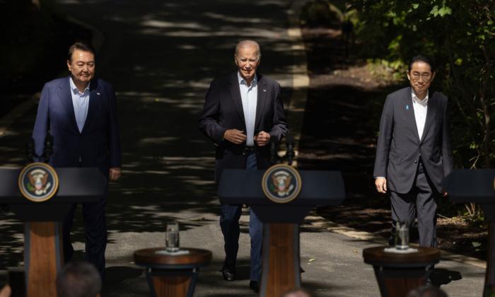 (L-R) Korean President Yoon Suk Yeol, President Joe Biden, and Japanese Prime Minister Kishida Fumio arrive for a joint news conference following three-way talks at Camp David, Md., on Aug.18, 2023. (Chip Somodevilla/Getty Images)