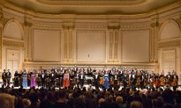 University Assistant Provost Brings 40 Students to Shen Yun Concert