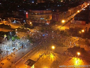 Thousands of people clashed with security forces on the night of June 12, over the beating of a pregnant migrant worker by police outside of the southern China city of Guangzhou. (Weibo.com) Thousands of people clashed with security forces on the night of June 12, over the beating of a pregnant migrant worker by police outside of the southern China city of Guangzhou. (Weibo.com)