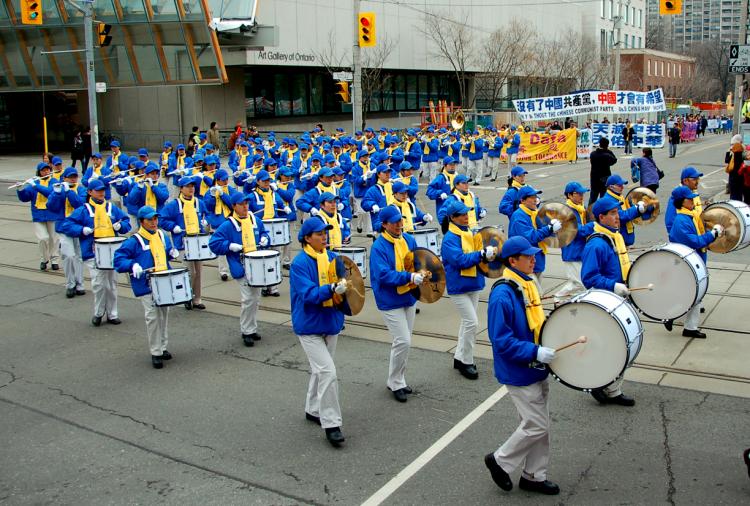 Hundreds of Toronto Chinese paraded through the city's Chinatown on Saturday in support of the 50 million mainland Chinese who have withdrawn from the Chinese Communist Party.  (Matthew Little/The Epoch Times)