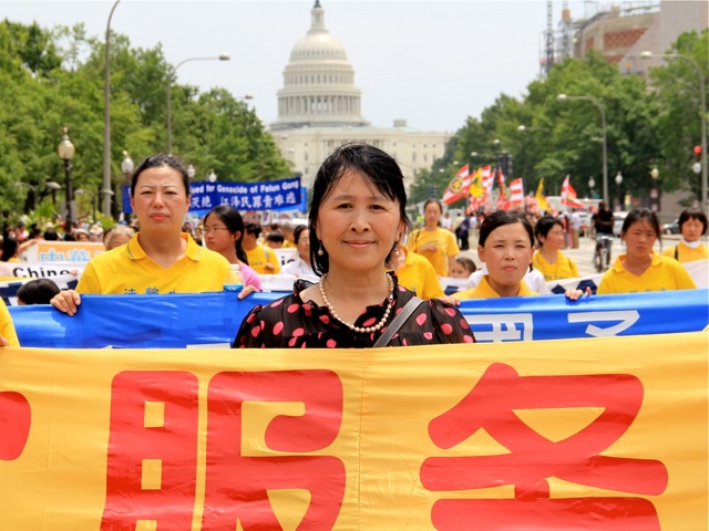 Rong Yi, president of the Global Service Center for Quitting