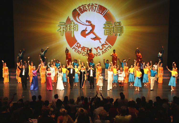 Curtain call at the second performance in Geneva on Sept. 30. (Zhang Yue/The Epoch Times)