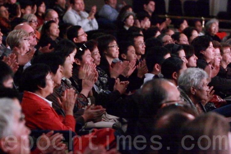 Saturday's audience enjoying the performance. (Sam Li/The Epoch Times)