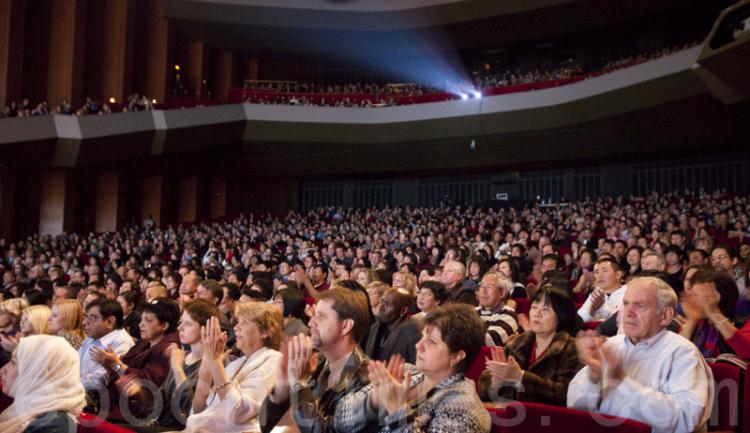 Shen Yun Performing Arts opened in Houston to a sold-out audience in Jones Hall. (Edward Dai/The Epoch Times)