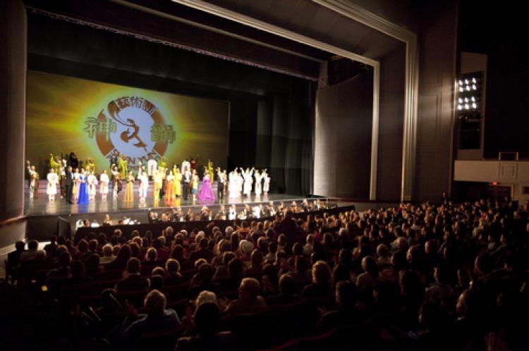 Curtain call in the Raleigh Memorial Auditorium at Progress Energy Center. (Edward Dai/The Epoch Times)