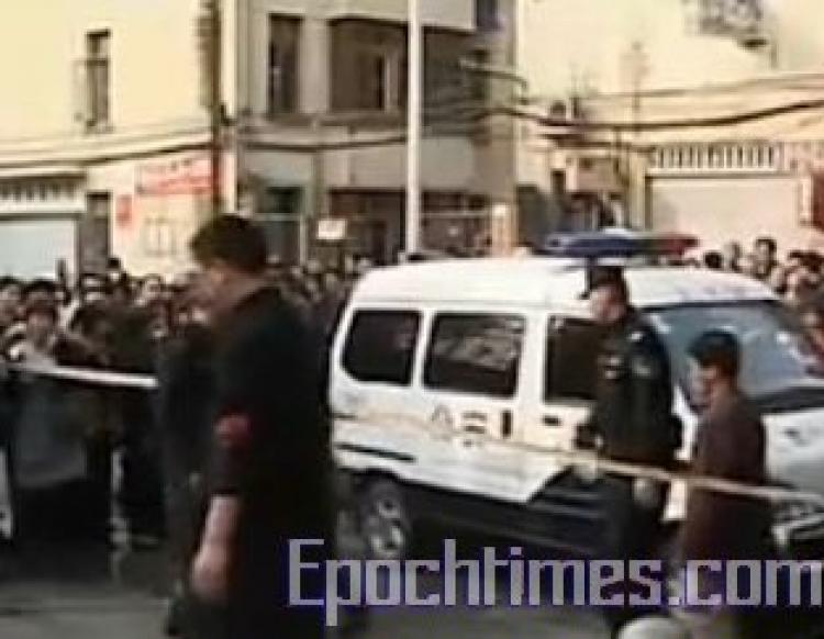 The police arrive at the crime scene, the Nanping Experimental Primary School in Fujian Province, southeast China. (The Epoch Times)