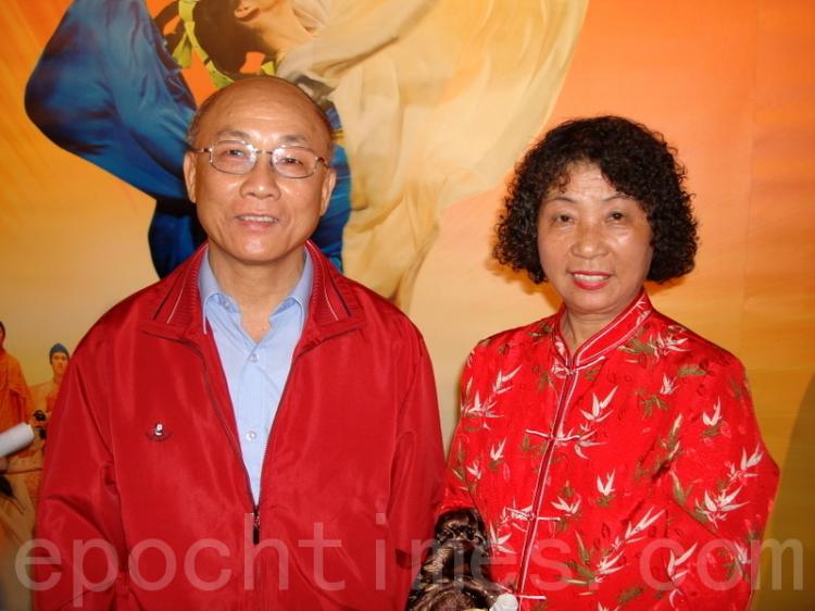 Mr. Lin Sheng-nan (left), Chairman of the Confederation of Tainan Trade Unions, expresses that it is his great fortune to attend the Shen Yun Performing Arts New York Company's 2010 premiere in Tainan on April 1, 2010. (The Epoch Times)