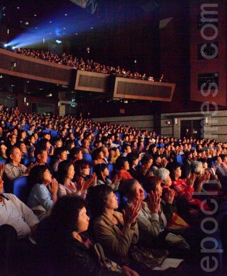 The Shen Yun Performing Arts New York Company performs to a full house at Changhua County Yuanlin Performance Hall on April 6, 2010. (The Epoch Times)