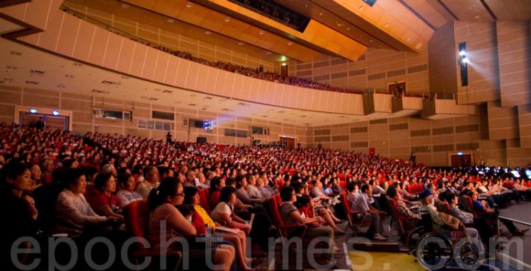 Shen Yun Performing Arts New York Company's show draws a full house at the Kaohsiung County Labor Recreation Center on April 10, 2010.  (The Epoch Times)