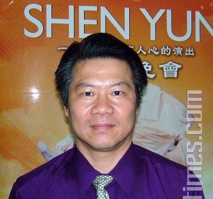 Dr. Tzeng Dong-Sheng, Chief of the Department of Psychiatry, Kaohsiung Armed Forces General Hospital, said thoughtfully that Shen Yun's vocal music touched his heart.  (Li Yaoyu/The Epoch Times)