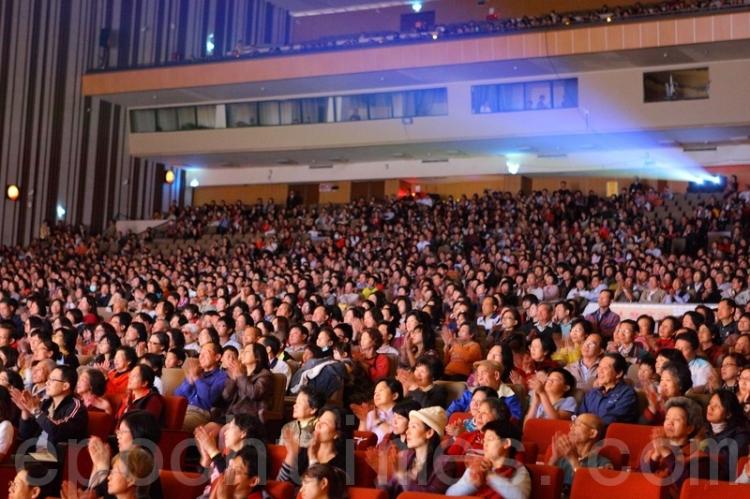 The audience at Shen Yun Performing Arts New York Company premiere at Taiwan Chung Hsing University Huisun Hall on April 16, Shen Yun's seventh stop of its Taiwan tour 2010. (The Epoch Times)