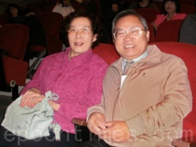 The principal of the Yi-Fong High School, Mr. Yu Kuoliang (R), is among the enthusiastic audience members who are fascinated by the Shen Yun Performing Arts New York Company's show in Yunlin County on April 23, 2010. (The Epoch Times)