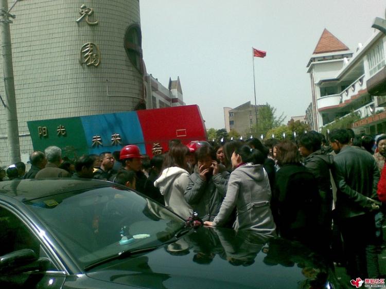 In the morning on April 29, dozens of children were hacked in a kindergarten in eastern Jiangsu Province of China.  (Internet photo)