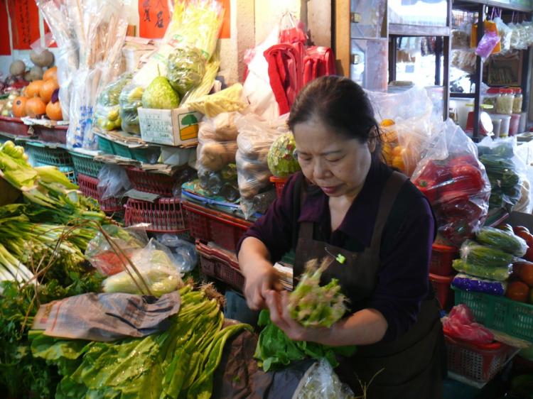 PHILANTHROPIST: Ms. Chen Shu-chu at her vegetable stall in a market in eastern Taiwan's Taitung County.  (The Epoch Times)