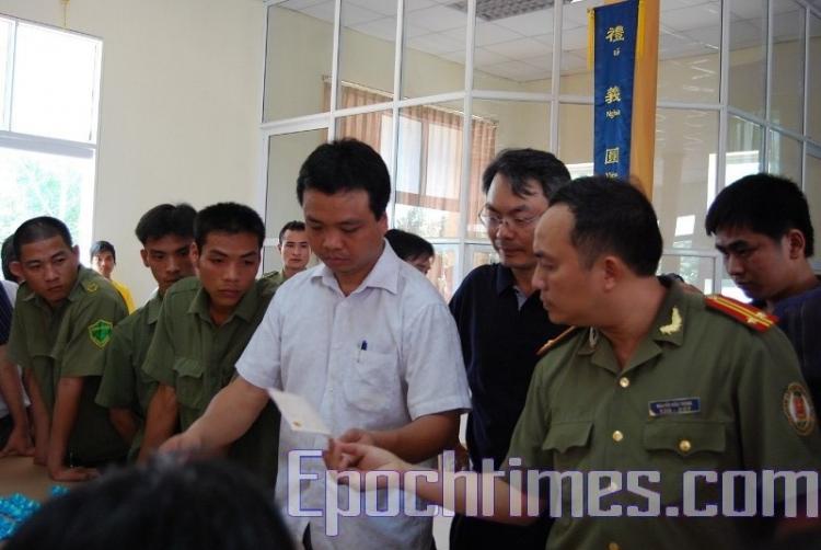 On May 9, Vietnamese communist authorities dispatched dozens of uniformed and plainclothes police officers to interfere with a Falun Gong practitioners' experience-sharing conference in Hanoi, Vietnam. (The Epoch Times)