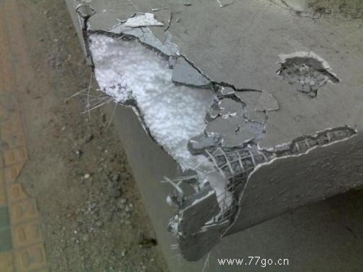 The construction firm calls this 'cement plus plastic foam' and claims it is a new construction material called 'fiber network.' (77go.cn)