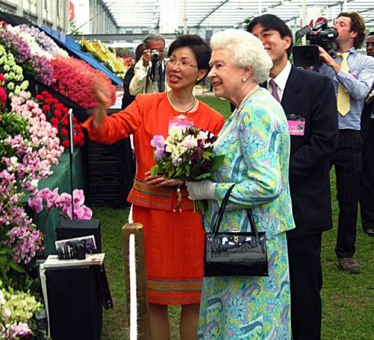 Katharine S.Y. Chang, Taiwanese representative to the UK, shows Queen Elizabeth II Taiwan's orchids. (Central News Agency)