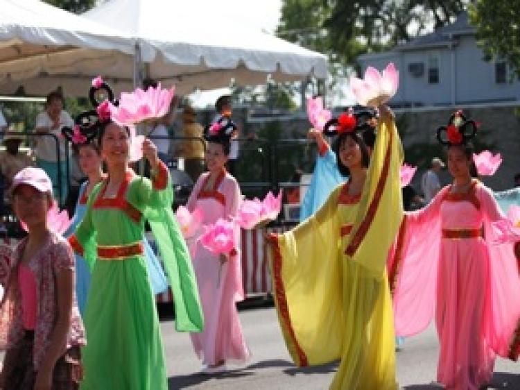 Falun Gong group is the only Chinese organization in the Evanston parade and 2010 marks the 10th year they have been invited to participate. (Chen Jiejie/Epoch Times)