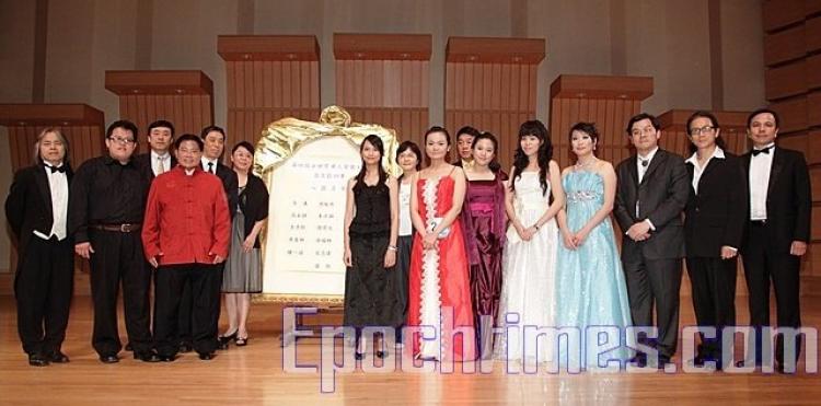 The judges pose for a photo with some of the finalists. (Lin Bodong/The Epoch Times)