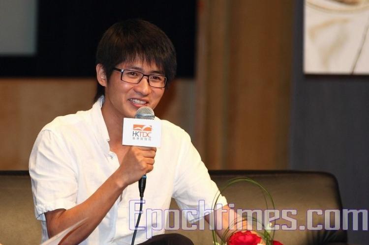 Engaging the press at a Hong Kong book fair, Han Han said he is inclined to turn down praise for 'the higher one is extolled, the worse he is hit when he is let down.' (Pan Zaizhu/The Epoch Times)