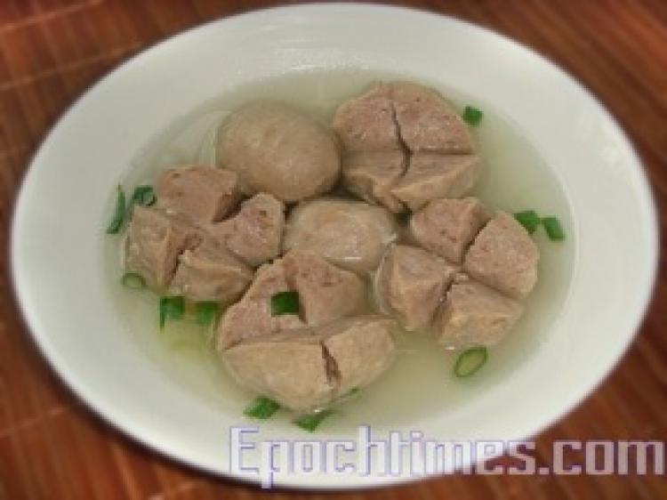 Nutritious and delicious Gung Wang meatballs are meaty and full of filial piety. (Tsai Shya/ The Epoch Times)