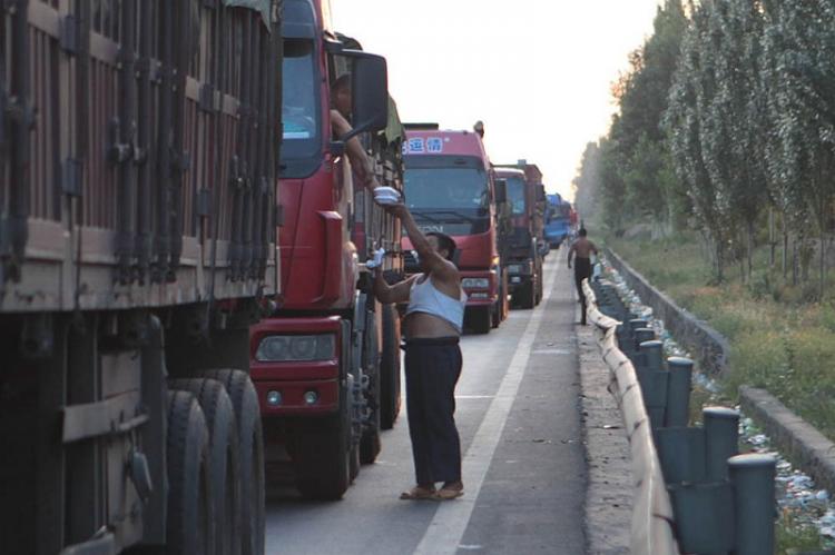 The traffic jam in China has now entered it's ninth day, as enterprising merchants sell lunch at inflated prices to drivers stuck on National Expressway 110.  (Photo provided by a source in China)