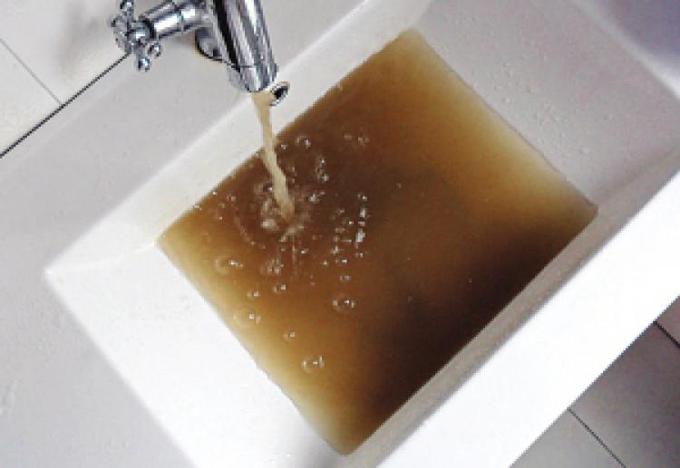 Muddy tap water in Yaxi Town, Nanjing, Jiangsu Province, photo taken in mid-September 2010.  (Internet photo)