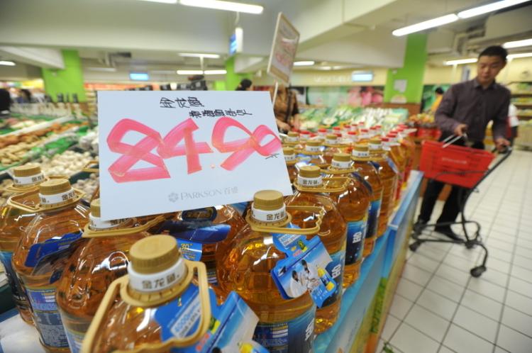The price for cooking oil in a Chongqing supermarket has gone up to over 80 yuan (about US$12) per bottle as of Oct. 20. (The Epoch Times)