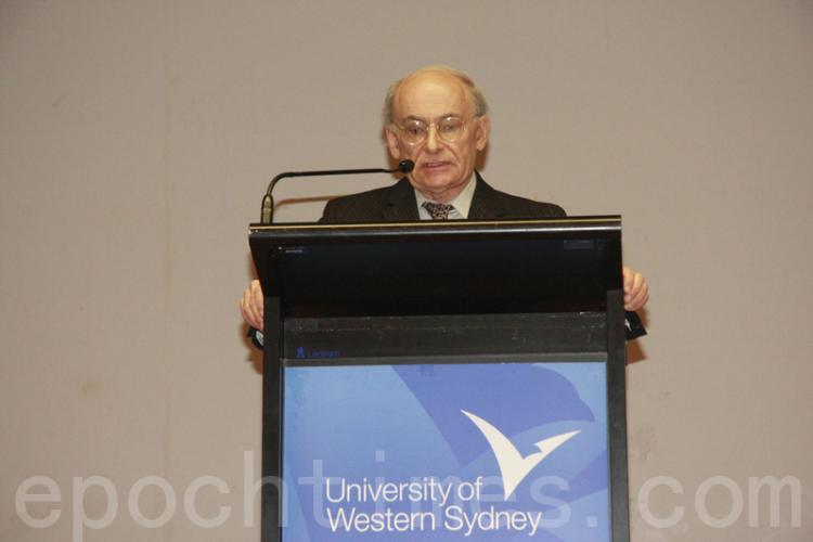 Human rights attorney David Matas speaks at 2010 International Conference on Human Rights Education in Sydney. (Epoch Times)
