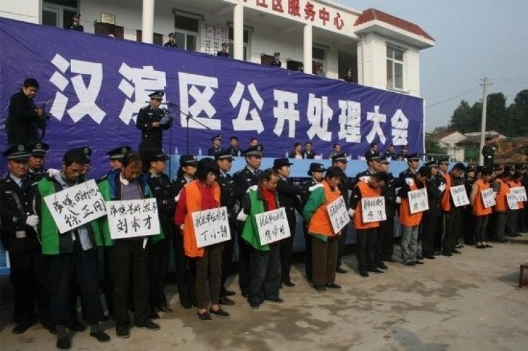 Local government officials in Shaanxi Province held a public, Cultural Revolution-style shaming session to announce the verdicts against 17 villagers who petitioned the regime for their lost land. Wearing large signs with their names and the verdict, the  (Epoch Times Achives )